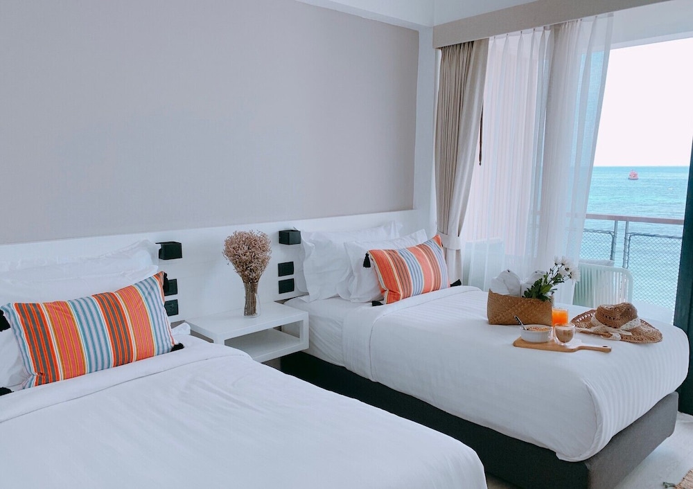 Blue Tao Beach Hotel 8/59