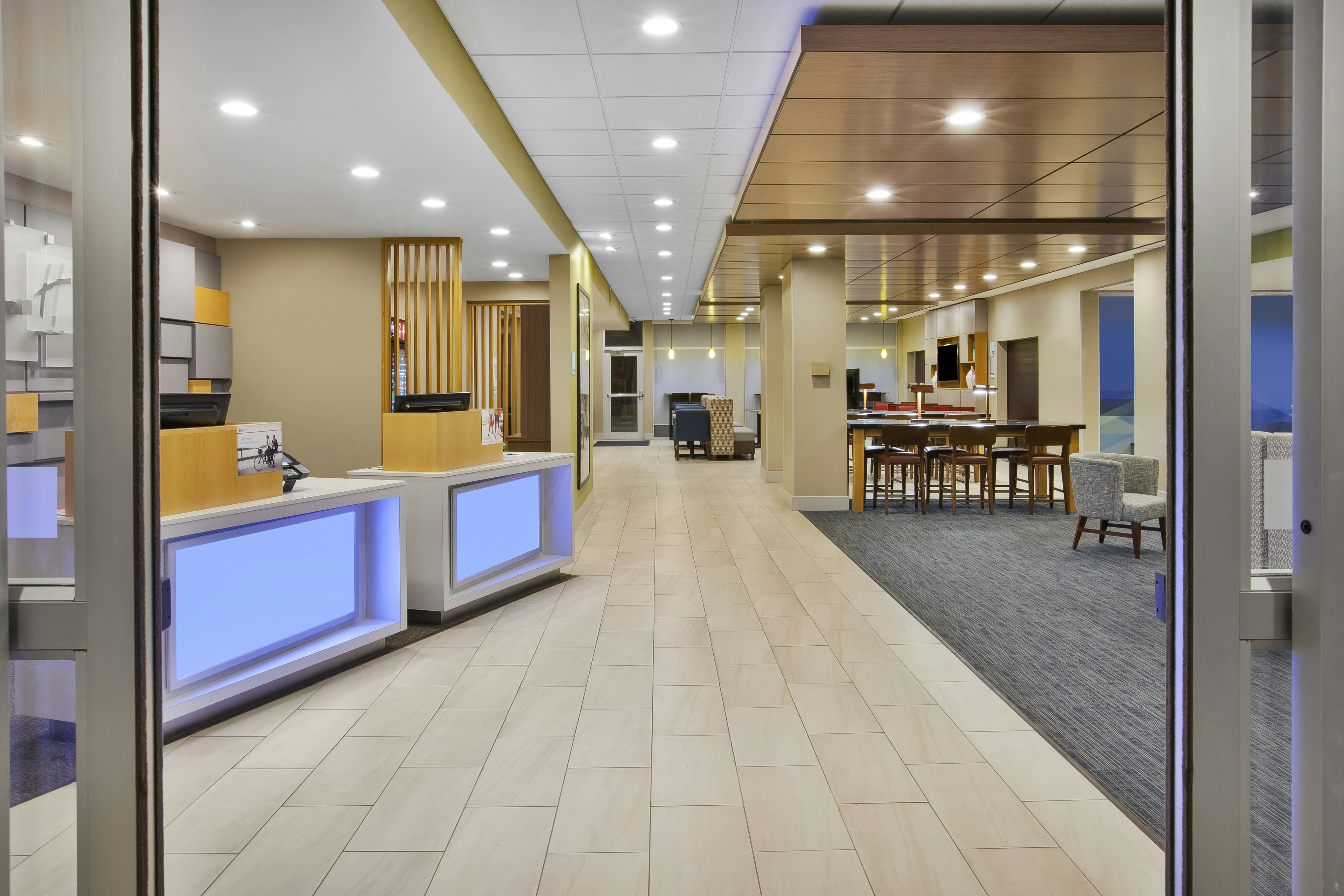 Holiday Inn Express Suites Parkersburg East 6/56