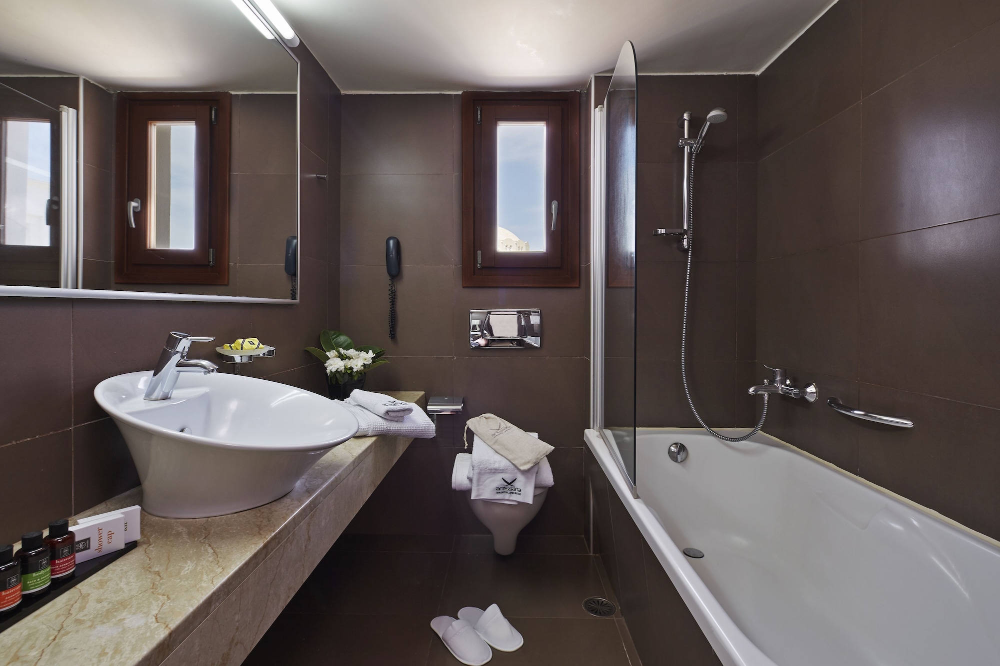 غرفة كلاسيكية بسرير كينج بإطلالة على الفناء بغرفة نوم واحدة، Aressana Spa Hotel and Suites 9/10