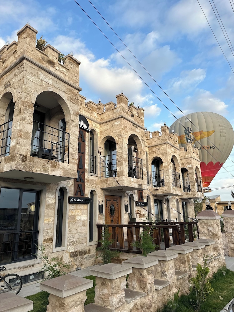 Alika Castle House 2/39