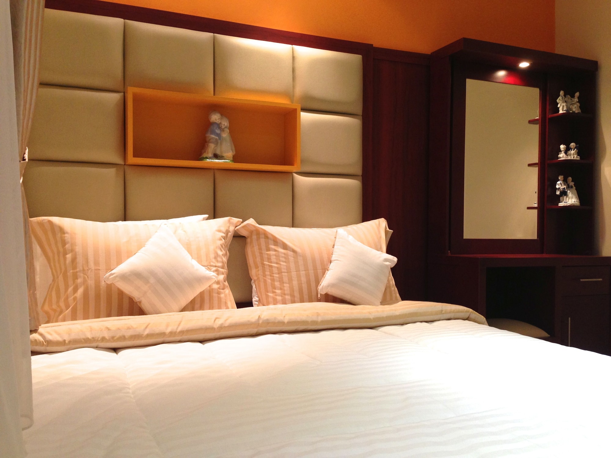 شقة بسرير كينج وسرير كوين بغرفتي نوم مع أريكة، Ravarine Suite Apartment 3/4