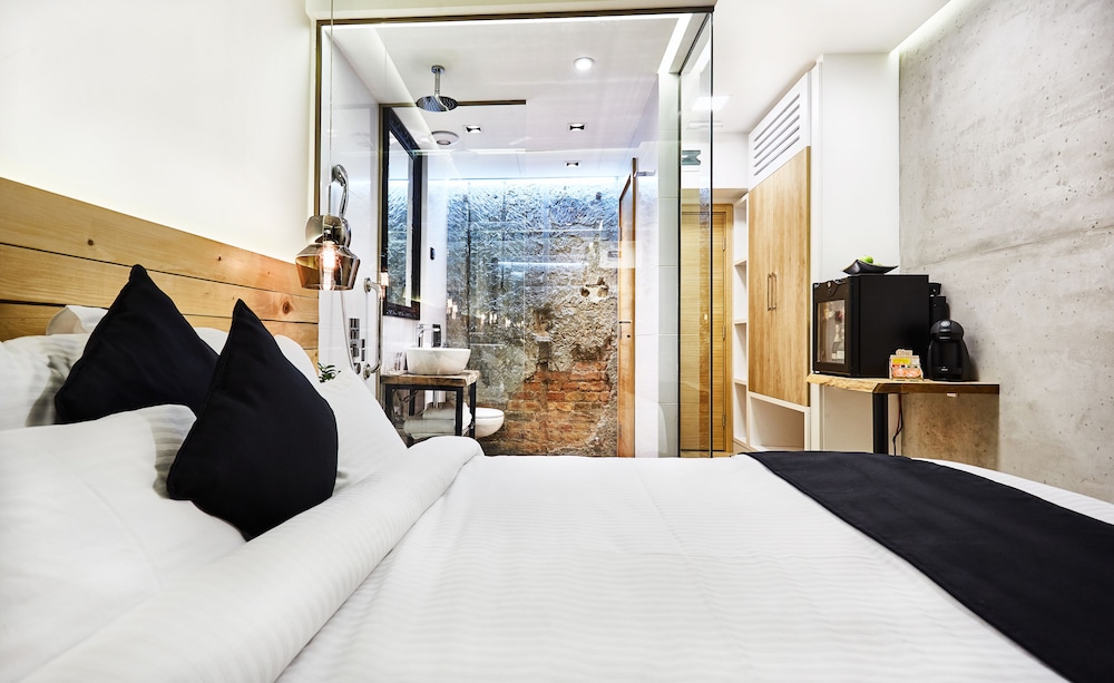 One Luxury Suites 16/72