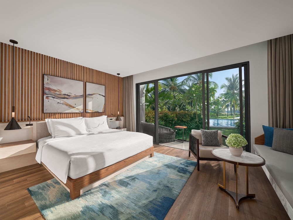 Studio, King Bed, Balcony, Pool Access