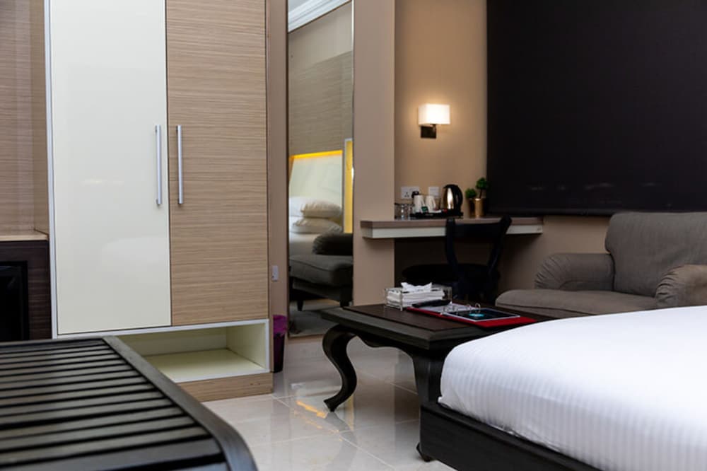 Home Suites Hotel 12/80