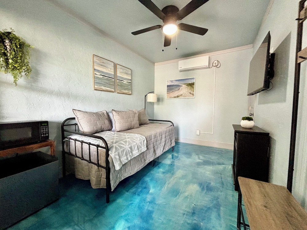 Shamrock Cove Inn 27/50