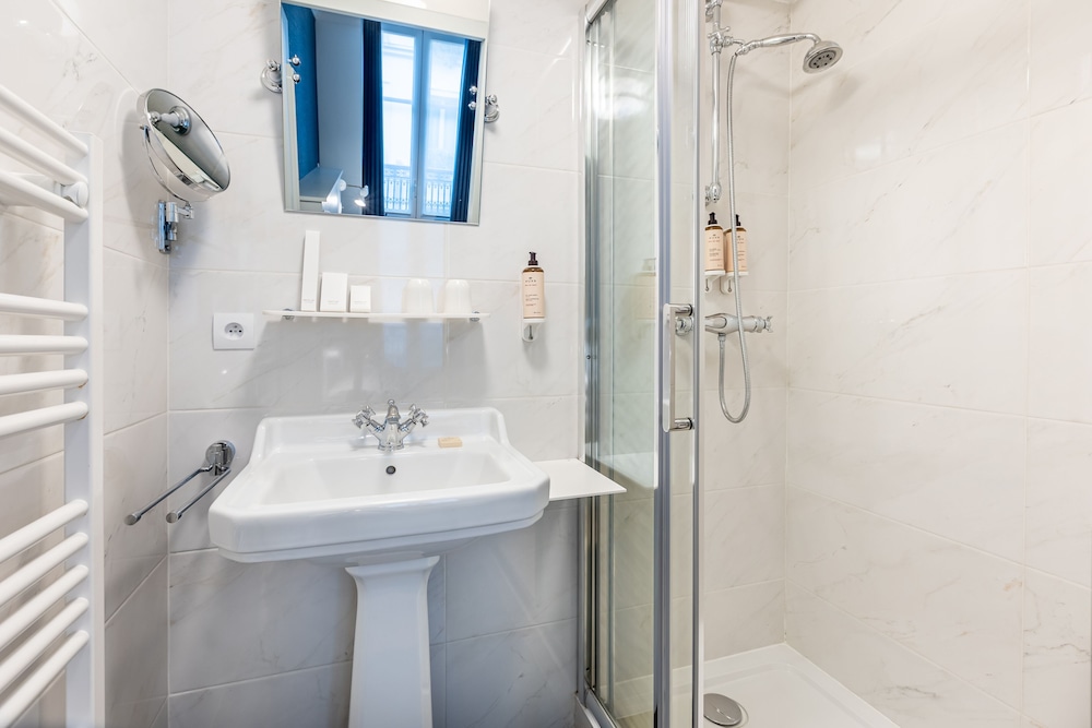 Hotel Celeste Batignolles Montmartre 23/26