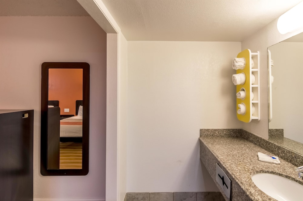 Motel 6 Clinton OK 28/64