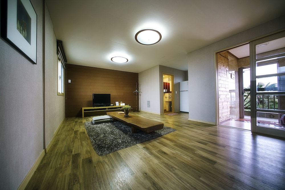 Tongyeong Mongdol House Pension 5/50