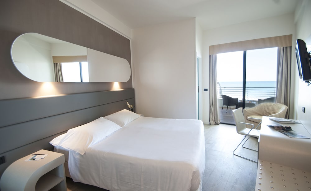 غرفة تنفيذية بسريرين منفصلين بإطلالة على البحر، Hotel Le Palme - Premier Resort 8/10