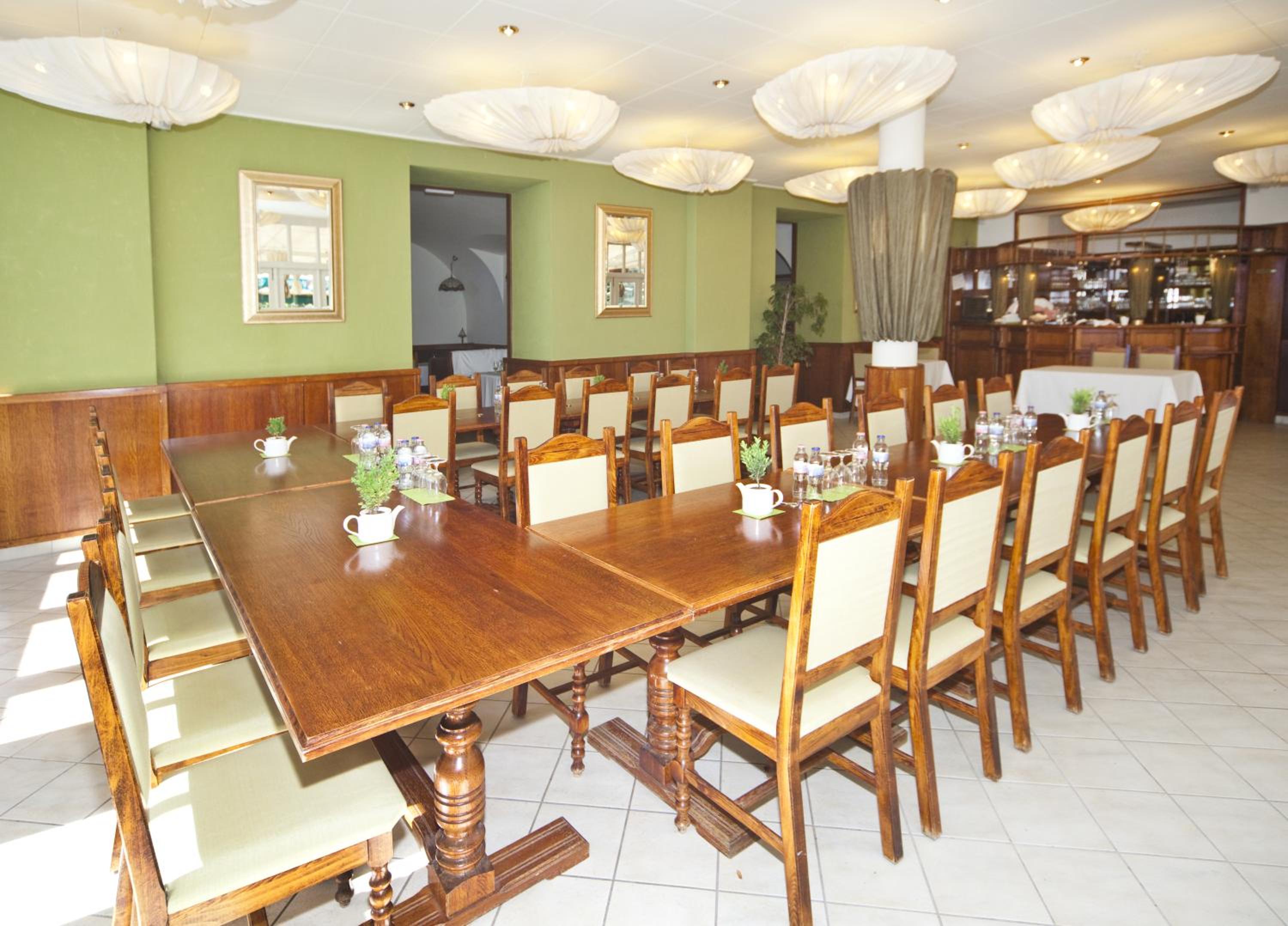 Astoria Hotel and Restaurant 31/41