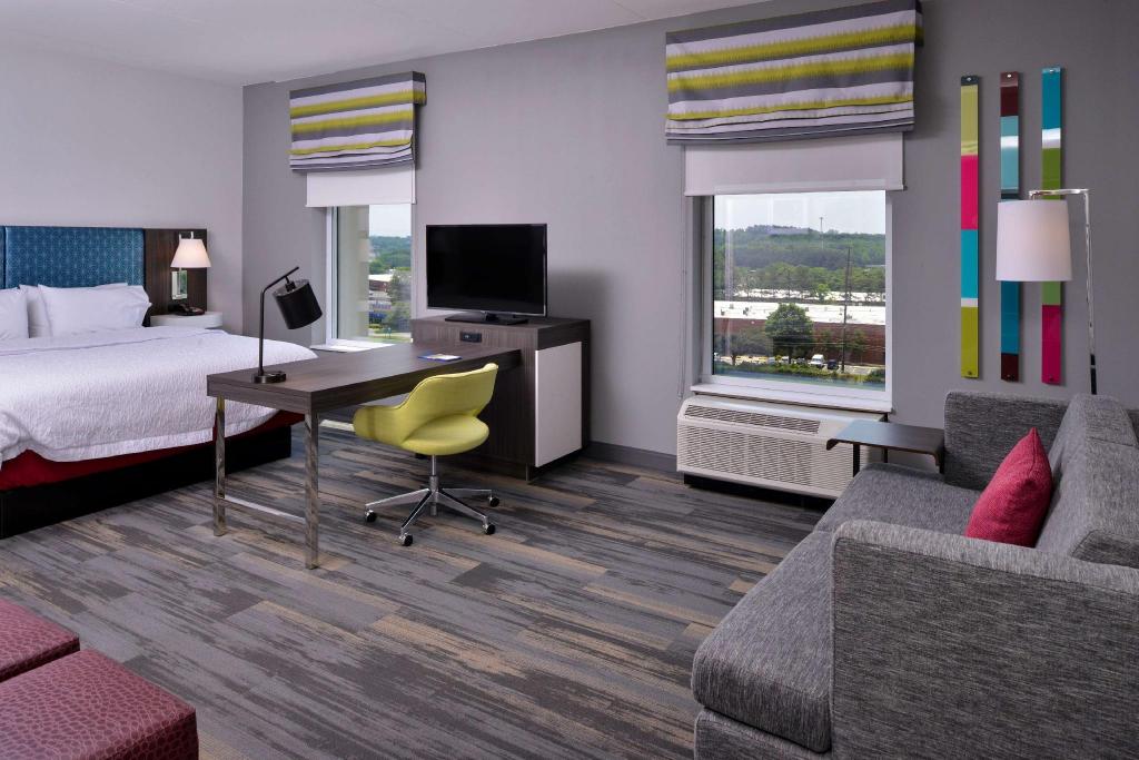 SUITE, KING BED, ACCESSIBLE