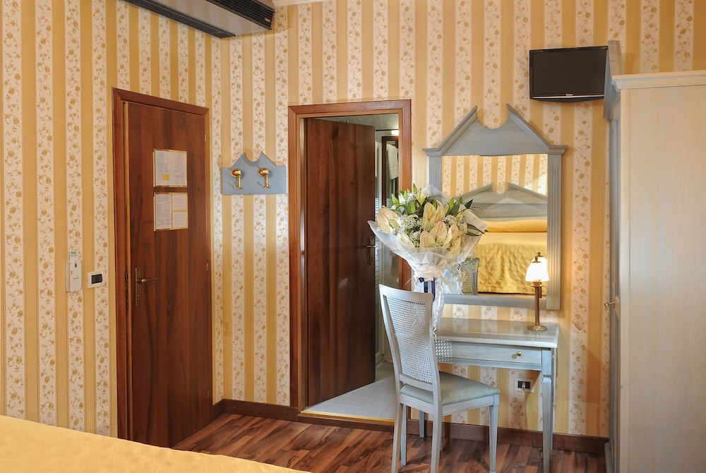 Tintoretto Hotel 60/79