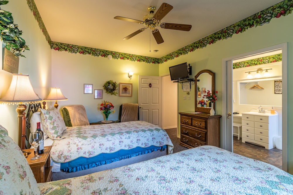 Apples Bed Breakfast 24/71