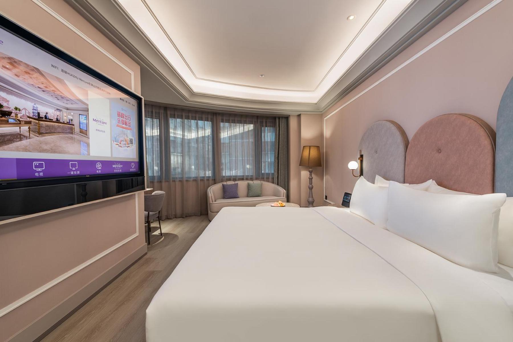 PRIVILEGE, KING BED