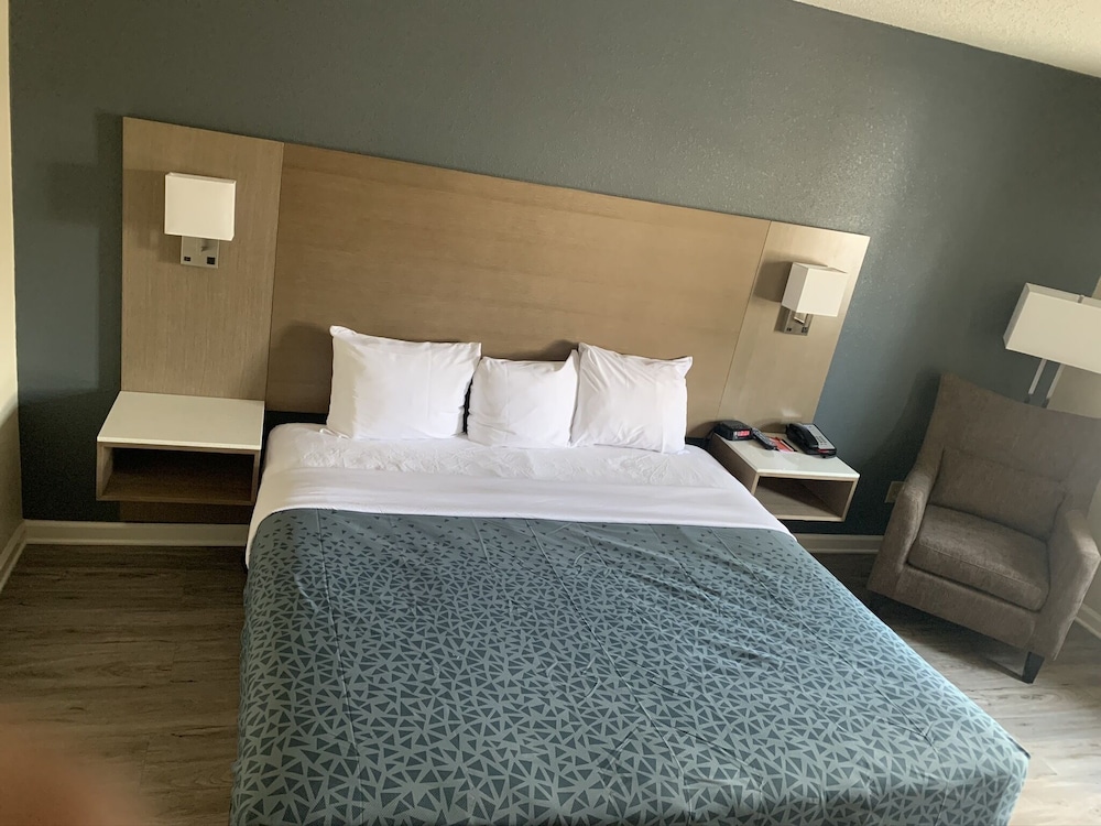 Econo Lodge Cherry Point 16/43