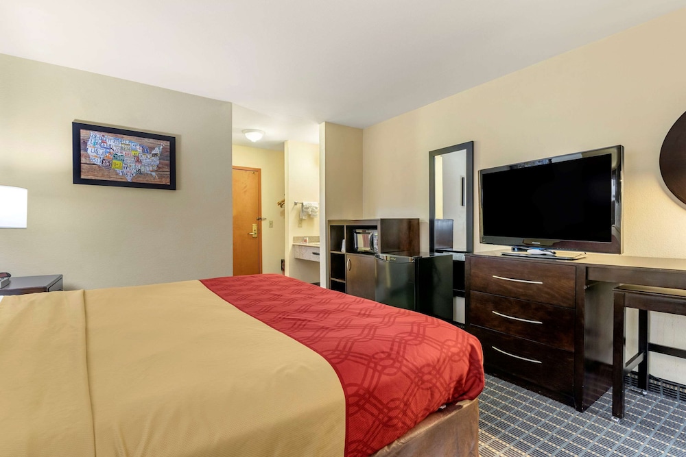 Econo Lodge Brunswick Travel Center 7/30