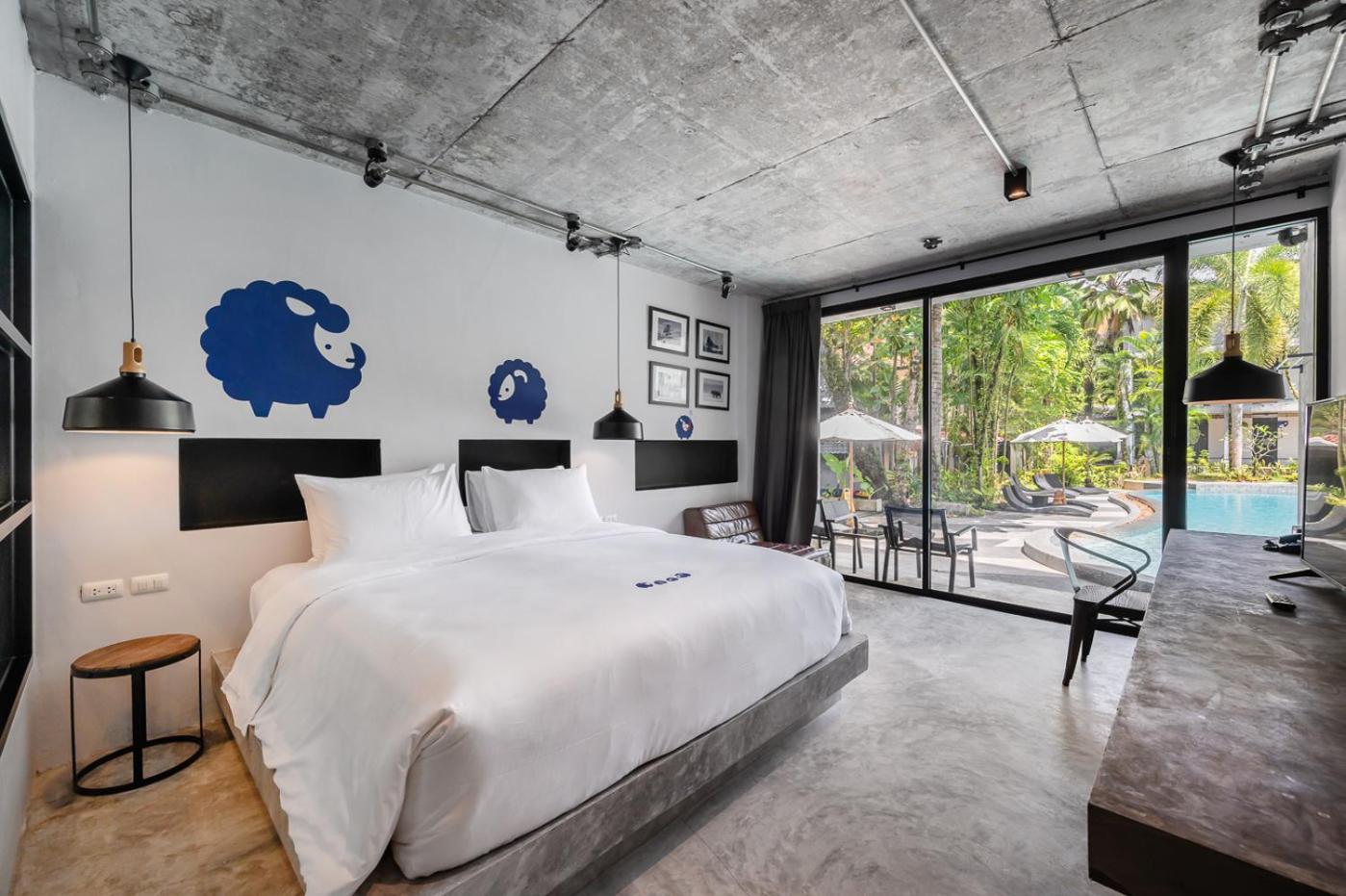 Superior, King Bed, Pool Access