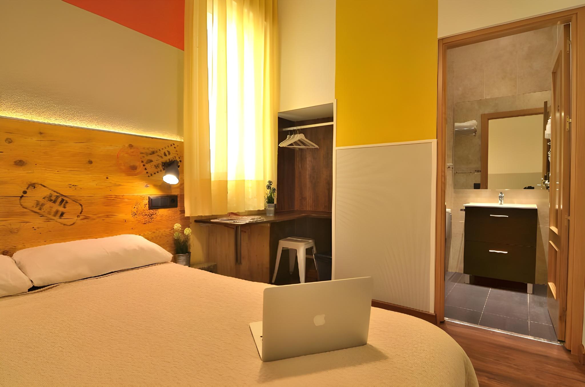 Room, 2 Double Beds, Private Bathroom, Far Home Atocha 2/2