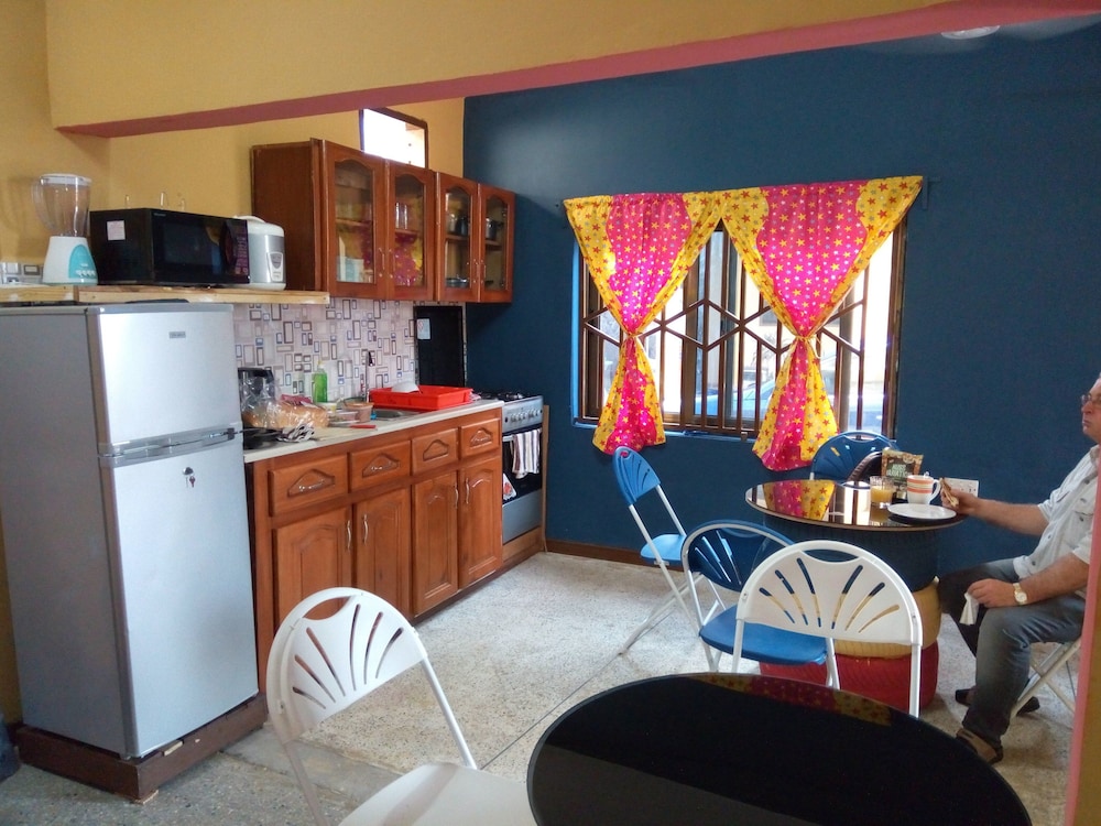 Feehi's Place Hostel 25/38