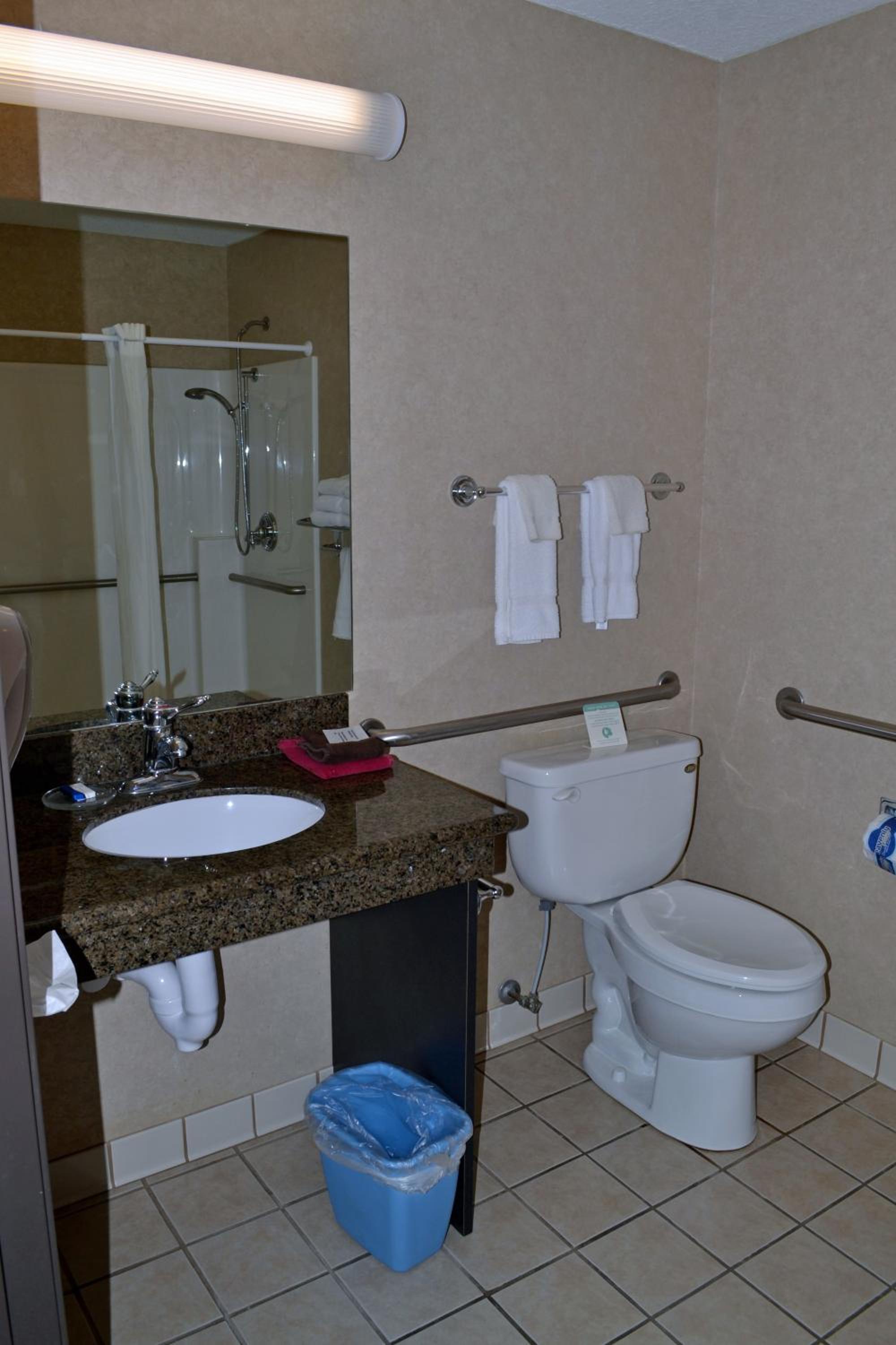 Paola Inn And Suites 42/47