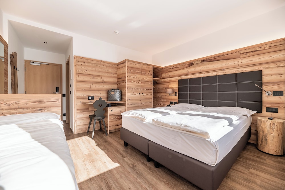 Comfort, Triple, 1 King and 1 Single Beds, Back Side، Hotel Sporting Ravelli 3/5