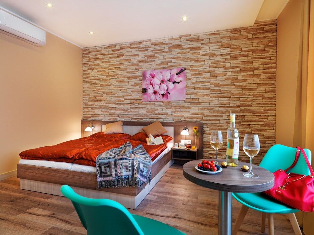 Viktor Hotel 28/55