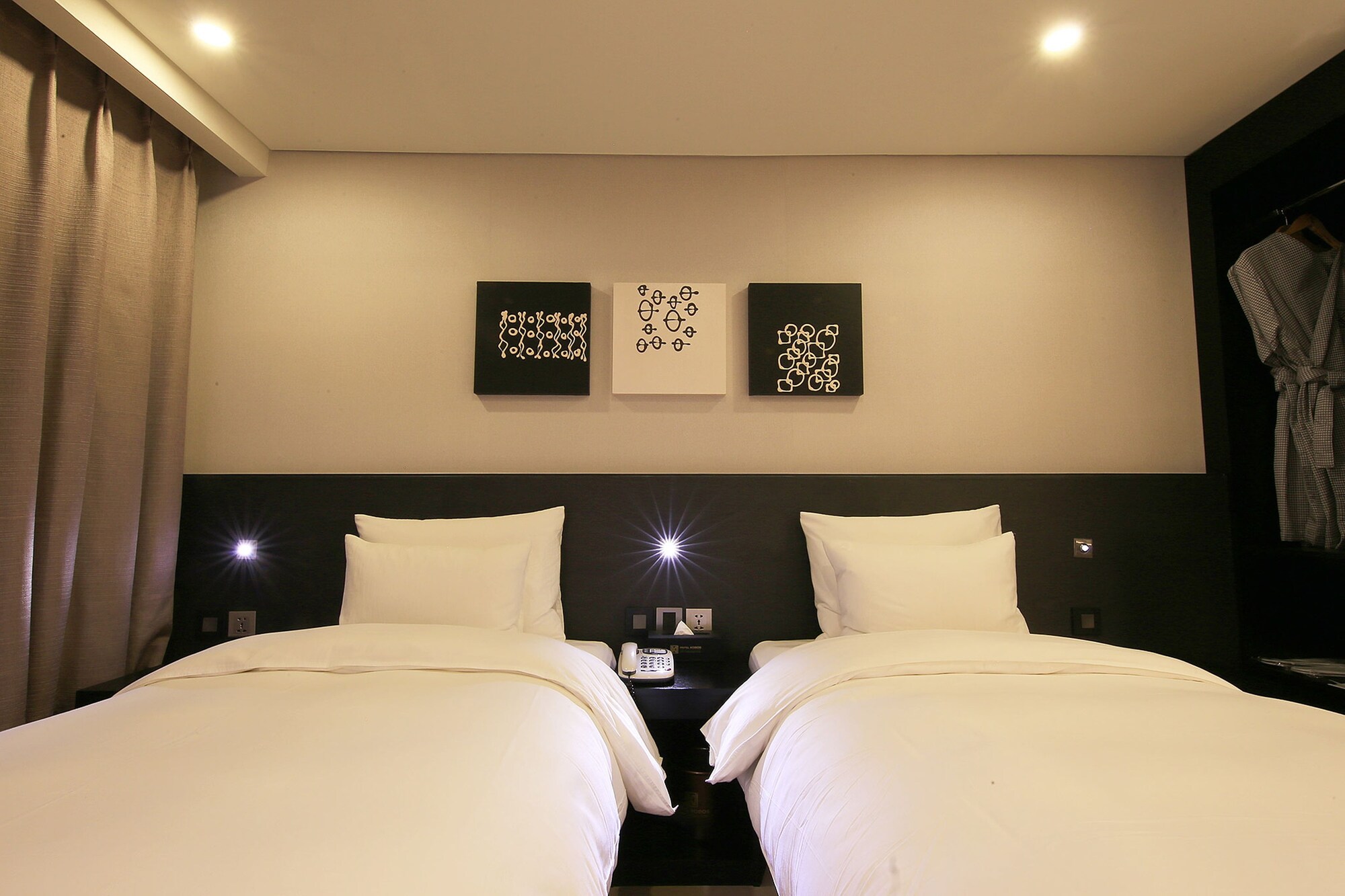 STANDARD, TWIN BEDS, BATHTUB