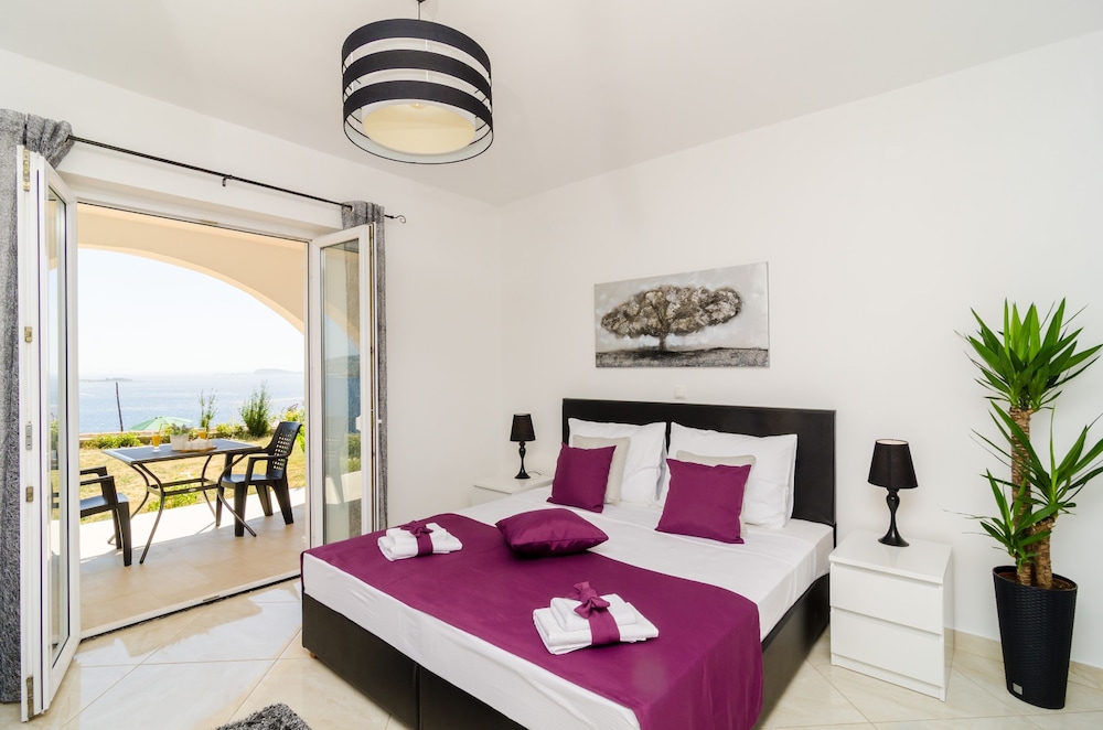 Deluxe, Studio, Queen Bed, Sea View, Pool Access