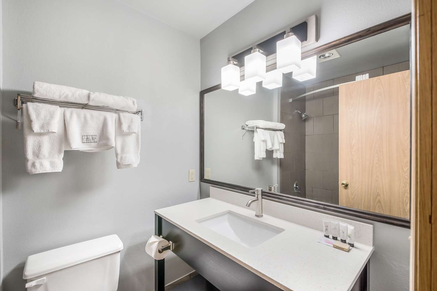 Suite, King Bed, Red Lion Inn & Suites Sequim 3/3