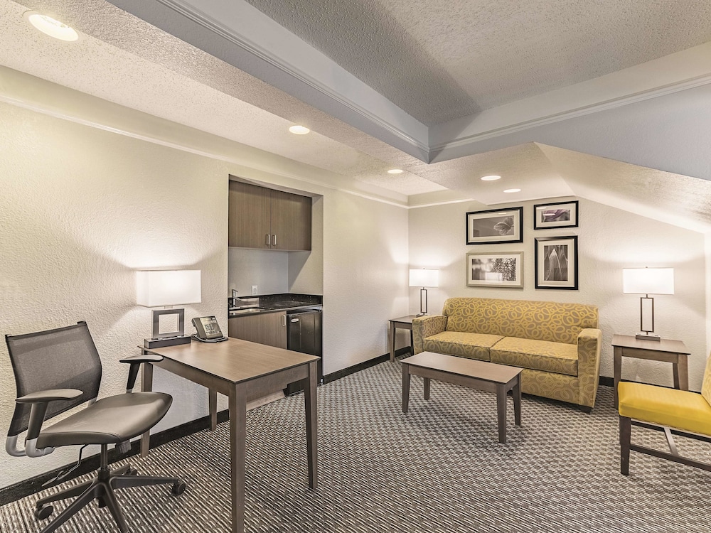 La Quinta Inn and Suites by Wyndham Austin Near The Domain 35/52