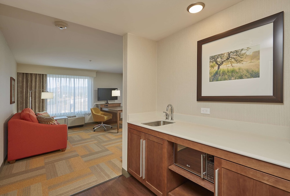 Hampton Inn and Suites Hood River 33/55
