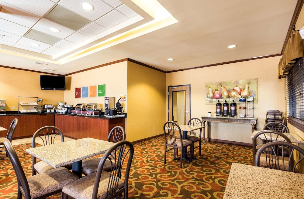 Comfort Inn & Suites Blytheville, AR 26/39