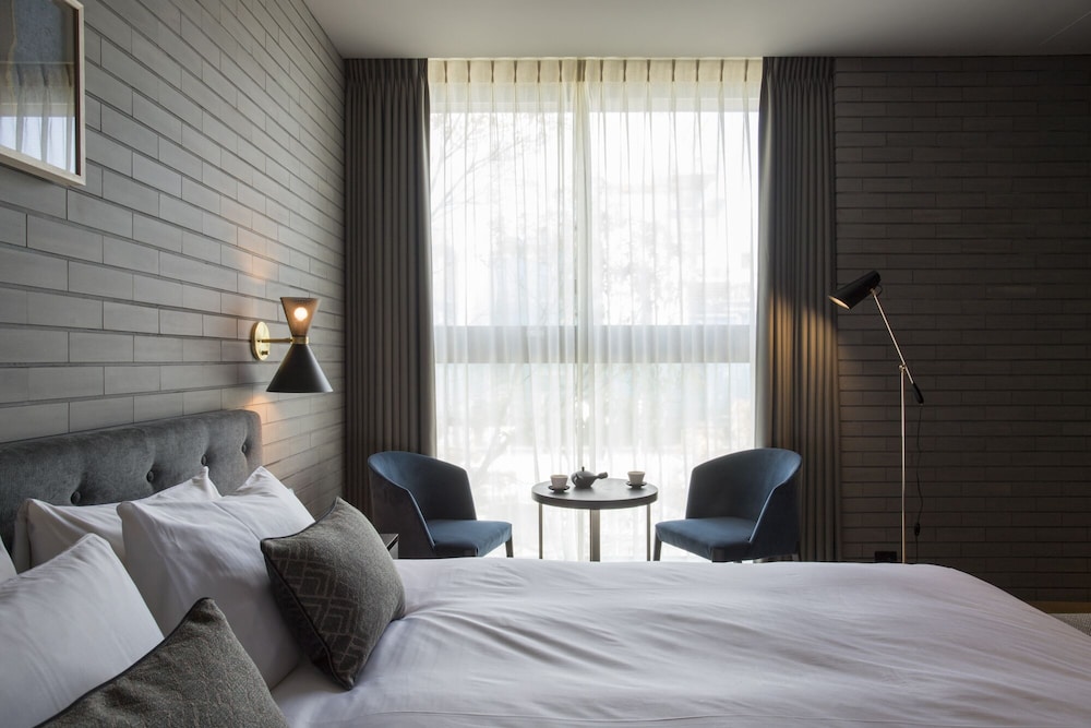 DELUXE, KING BED