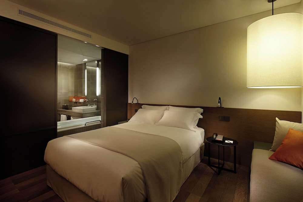 STANDARD, DOUBLE BED, CITY VIEW