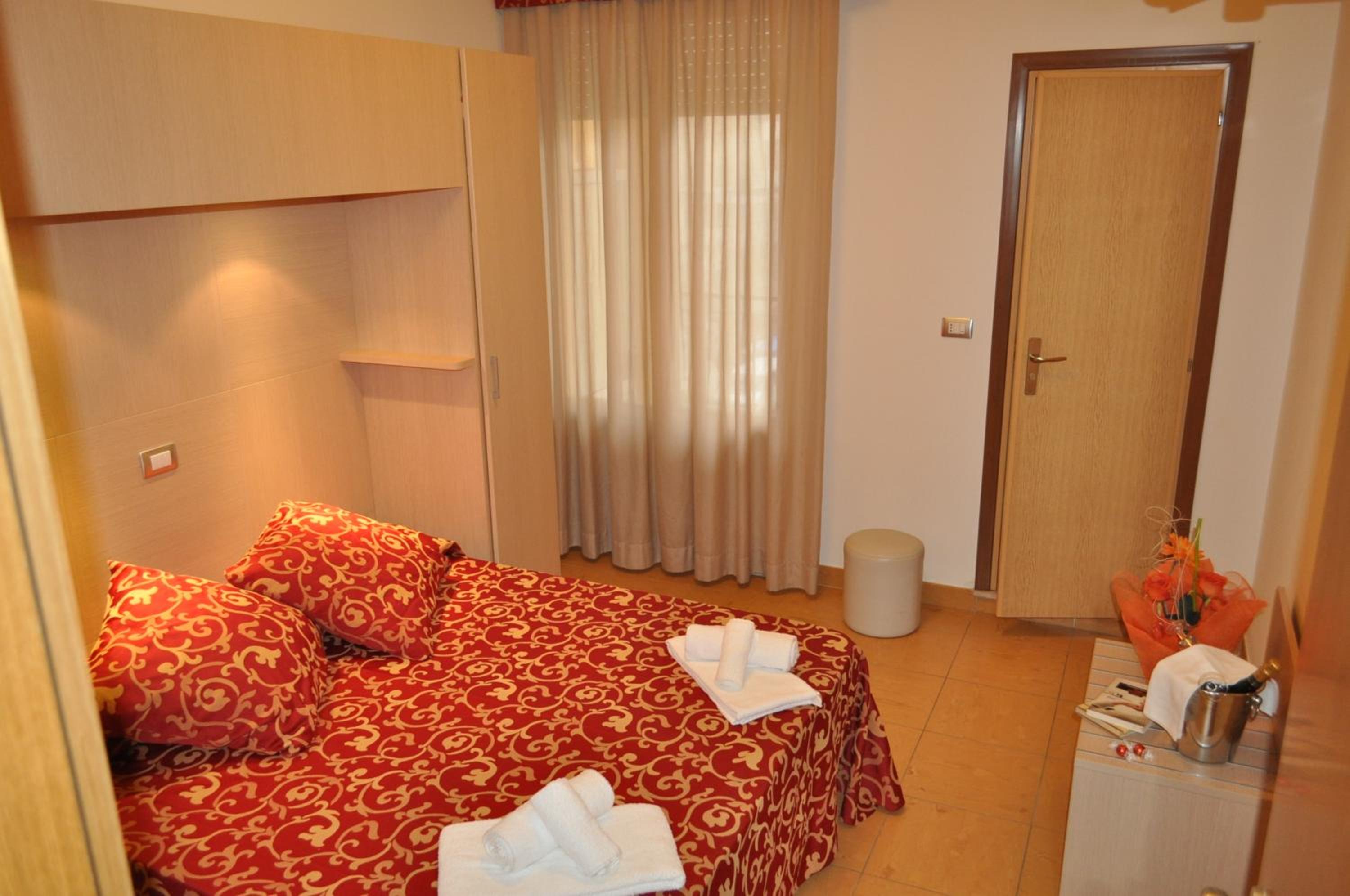 غرفة رباعية بشرفة، Mimosa Hotel 2/3