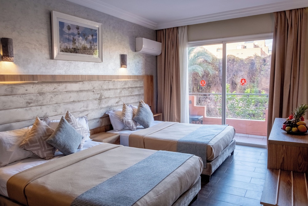 ROOM, QUADRUPLE, POOL VIEW