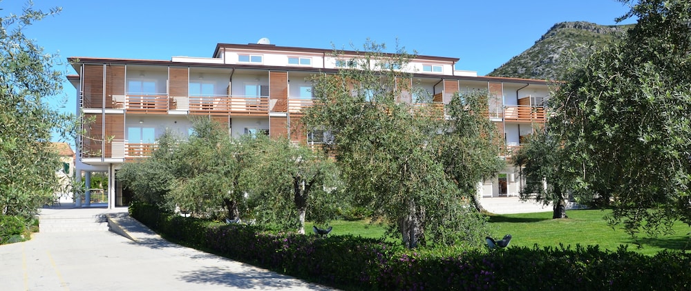 Elaia Garden Hotel 42/48