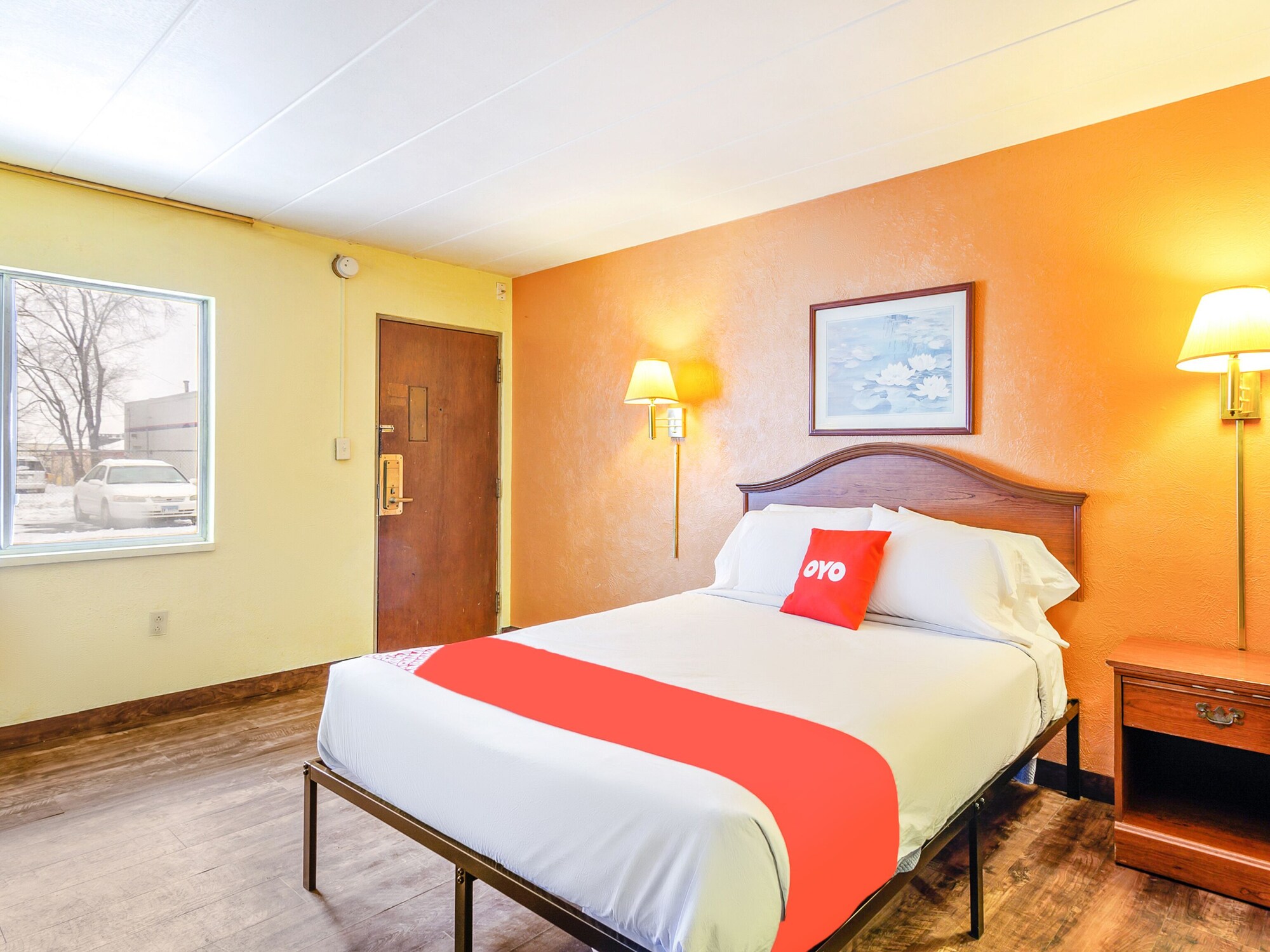 Single Bed, OYO Hotel Downtown Peoria I-74 7/10
