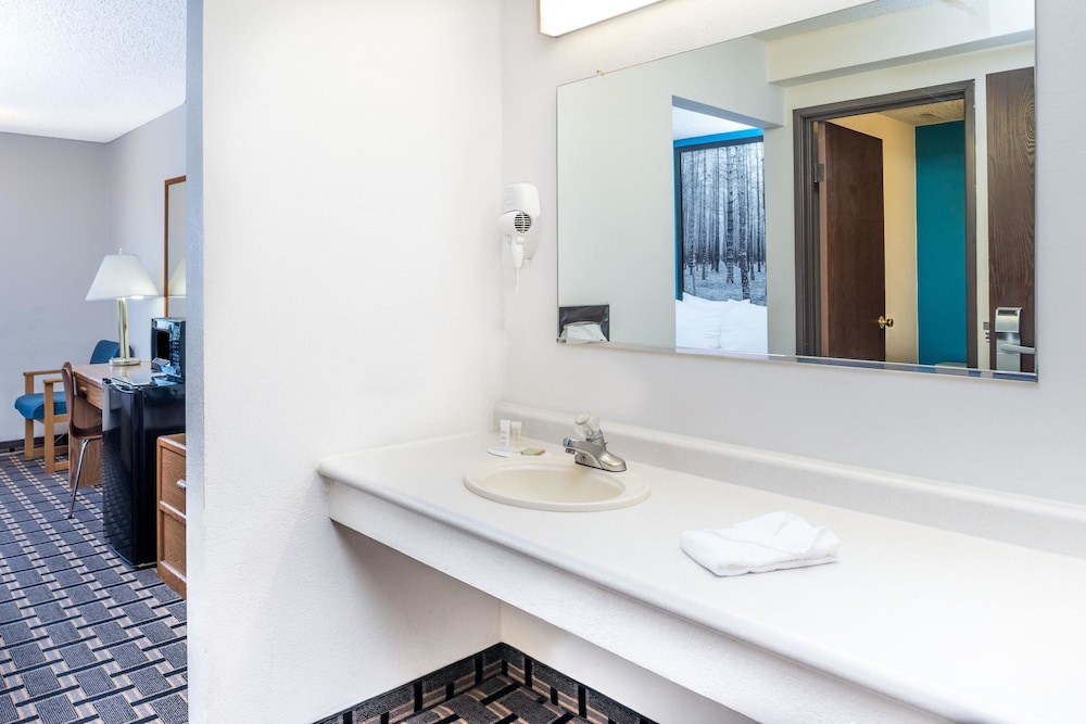 Super 8 By Wyndham Lincoln West 13/31