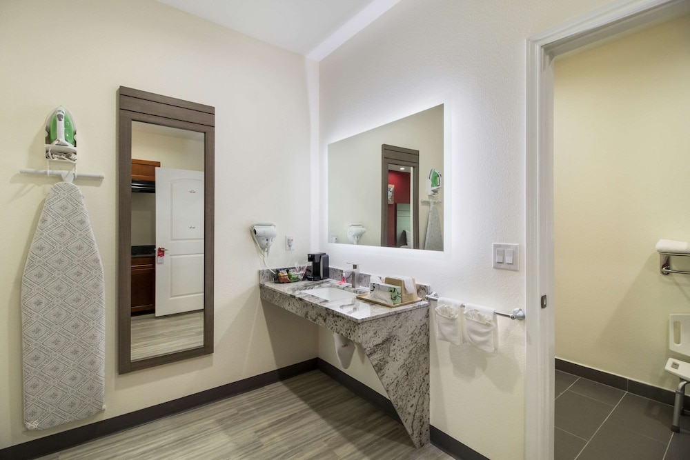 Econo Lodge Inn and Suites Humble Fm1960 Iah Airport 21/27