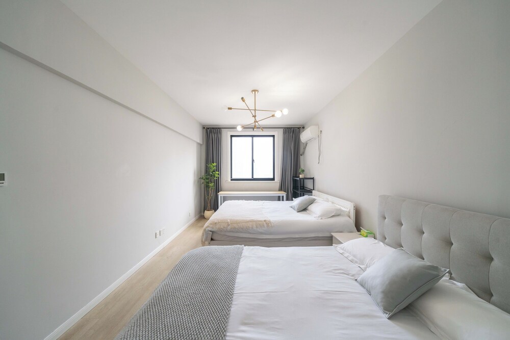 3 Bedrooms, Comfort, Apartment, 1 Double and 3 Queen Beds, Bathtub، Book and Bed-People's Square 2/10