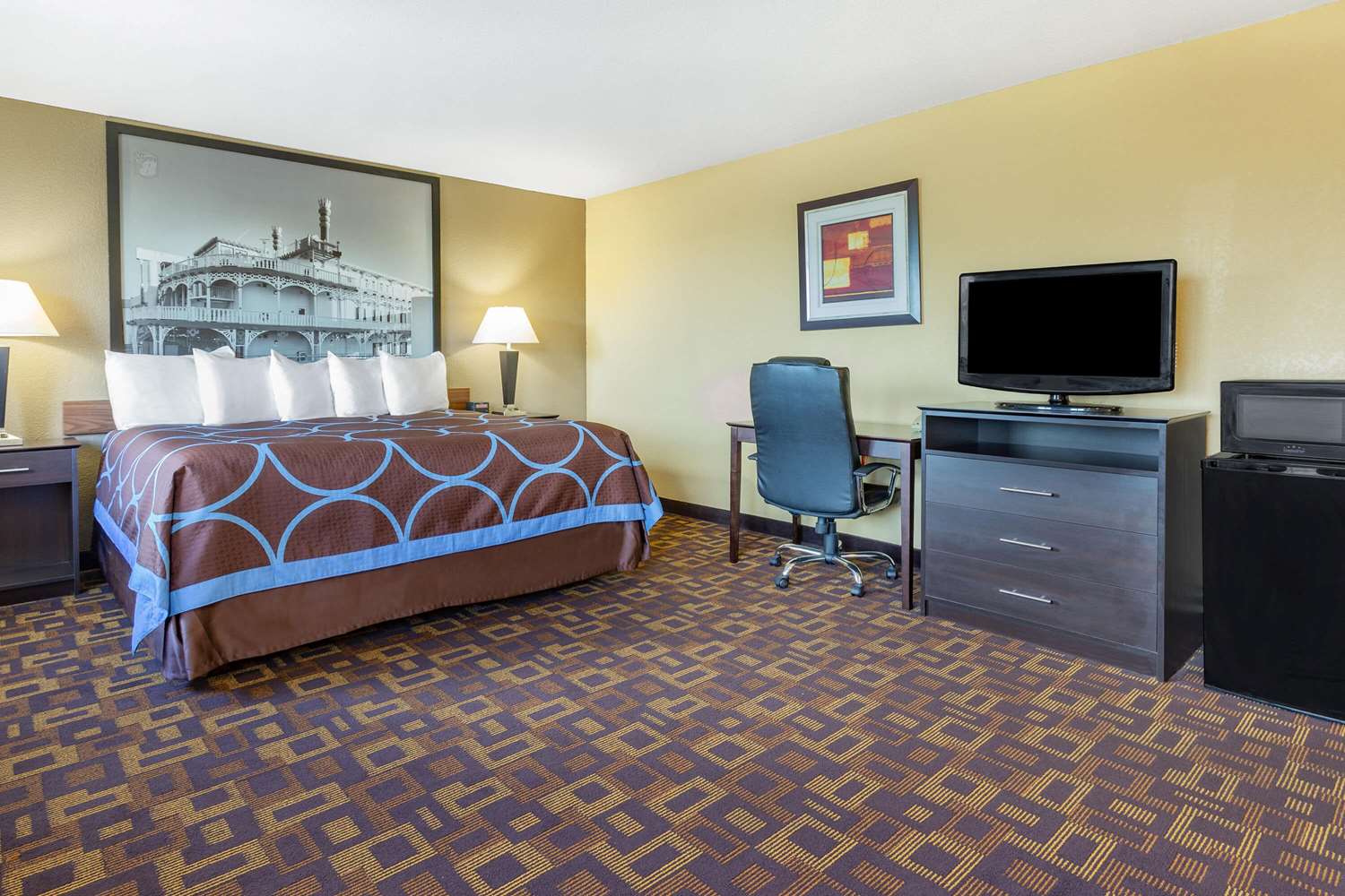 Super 8 by Wyndham Decorah 14/28