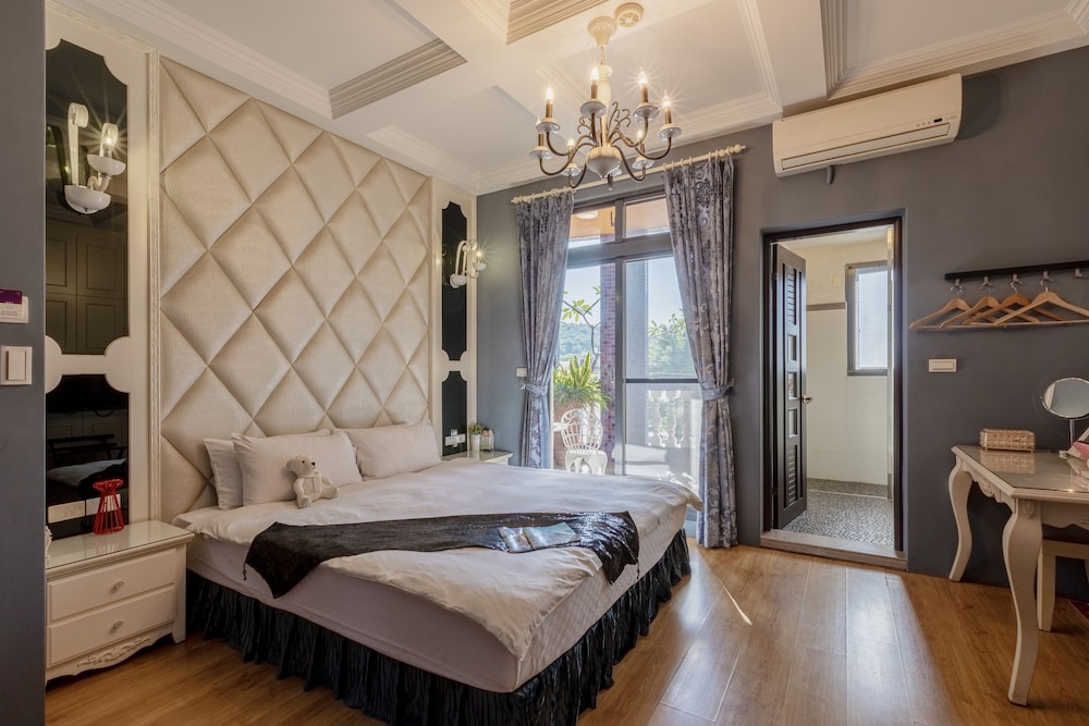 DELUXE, DOUBLE BED