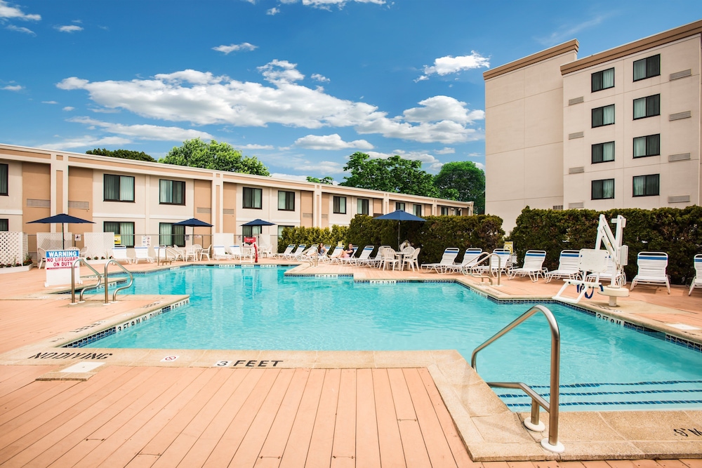 Holiday Inn Hasbrouck Heights Hotel 4/40