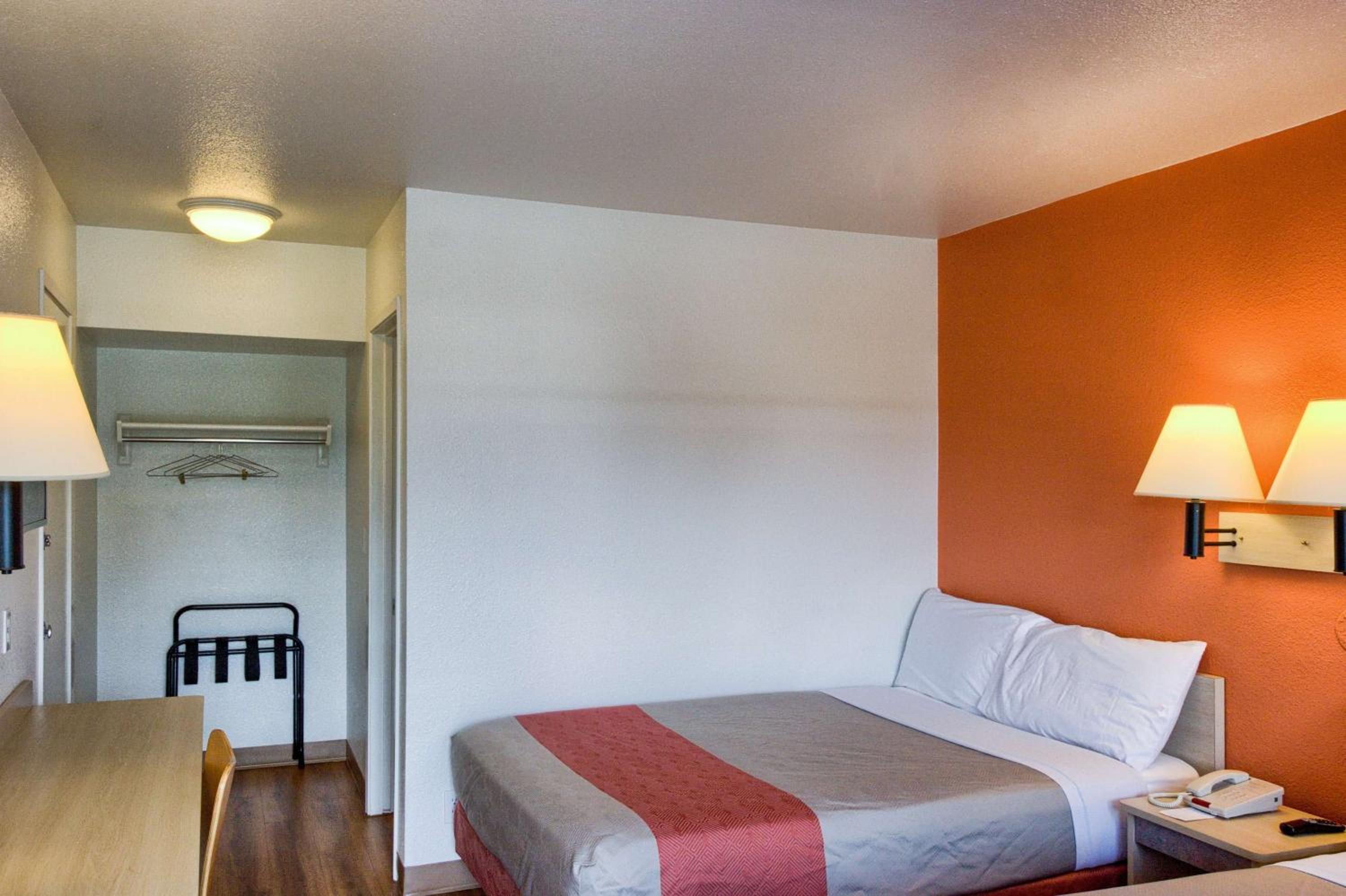 1 Full Bed ADA/RI Shower، Motel6 Everett, WA - North 4/10