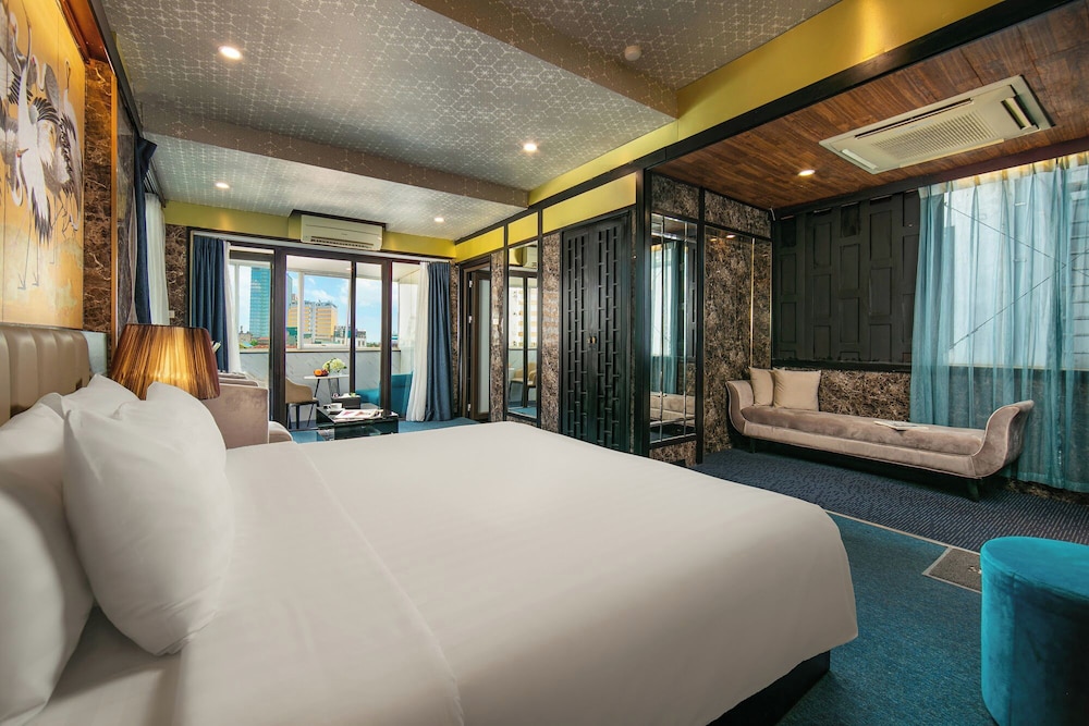 Cosmo, Suite, King Bed, Hot Tub, Balcony