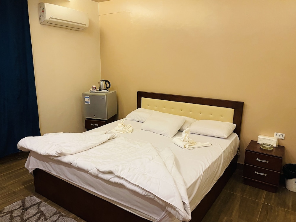 Three Giza Pyramids Inn 30/65