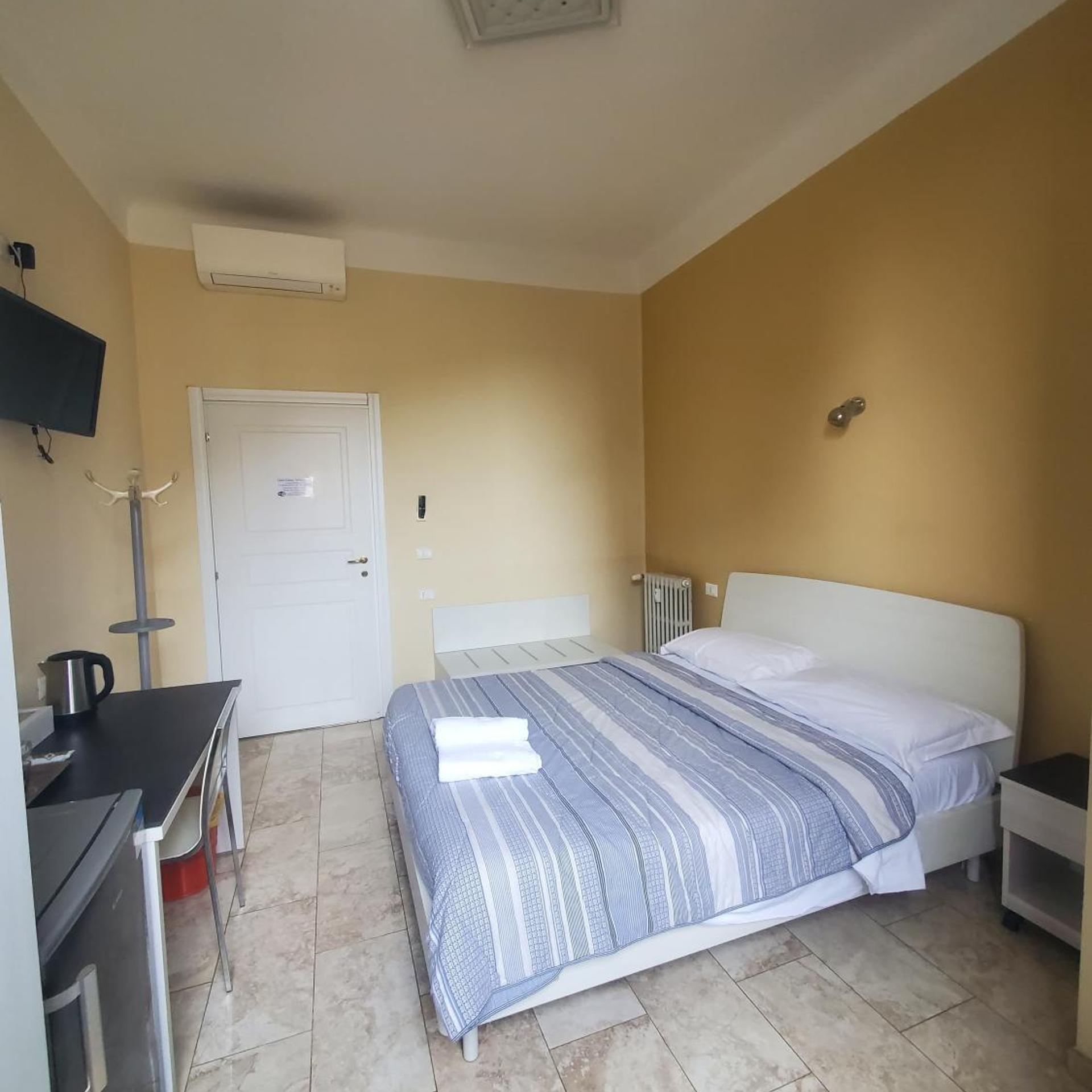 Room, Double or Twin Bed