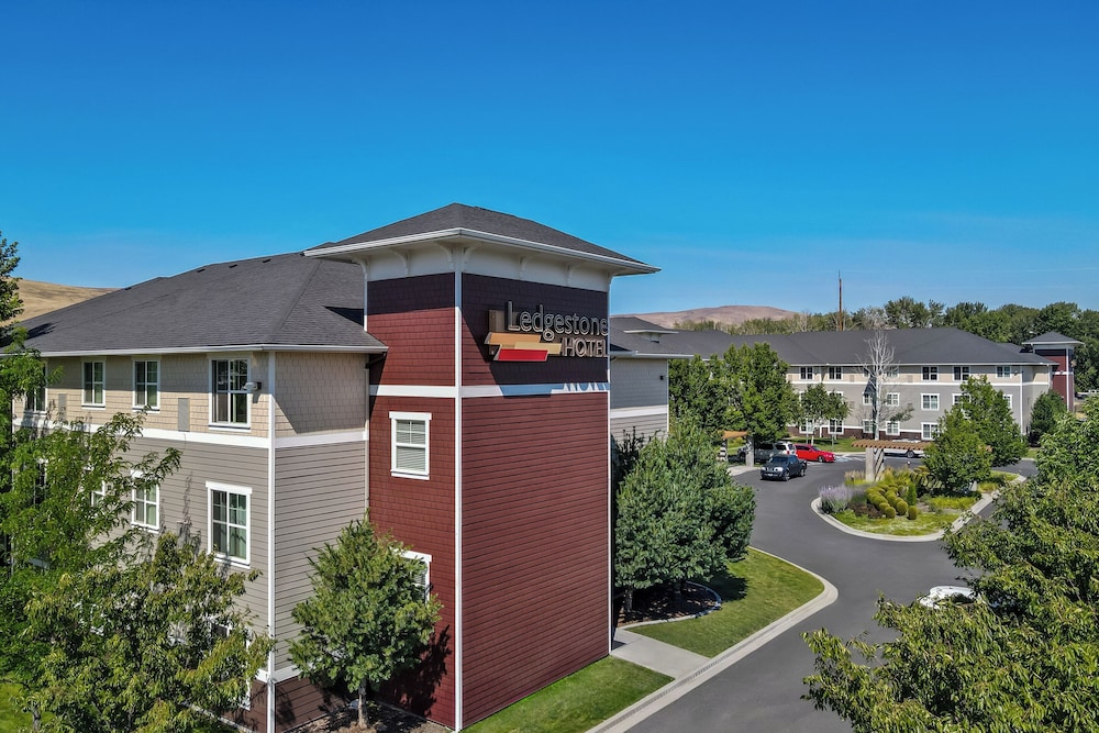 Ledgestone Hotel 2/68