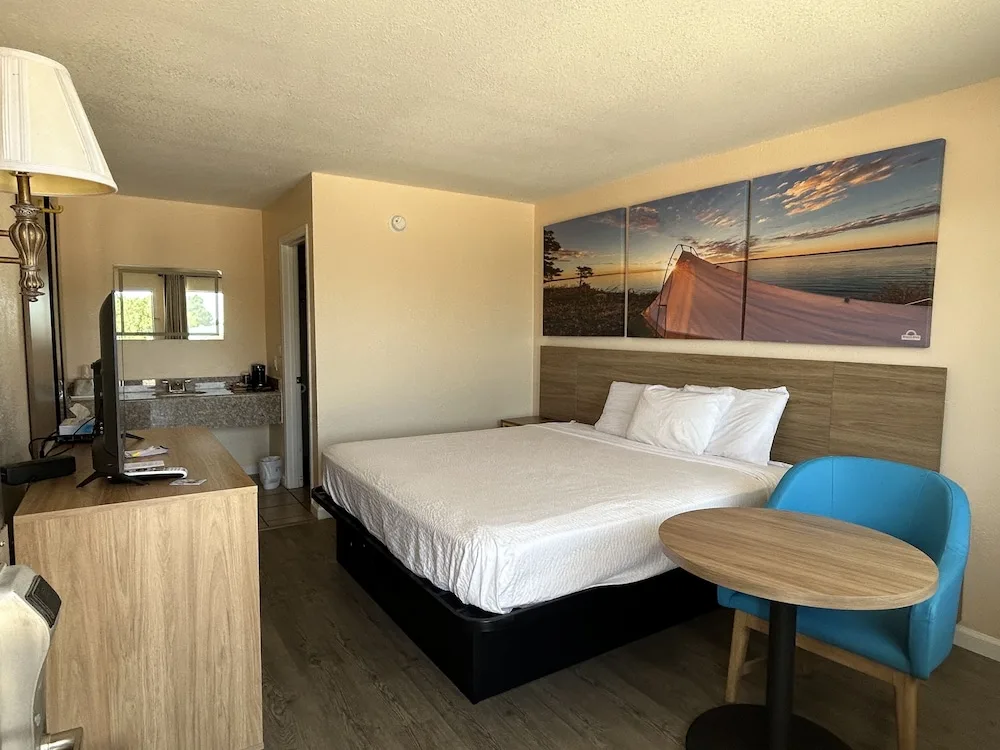 Days Inn by Wyndham Branson Near Theatre District 16/27